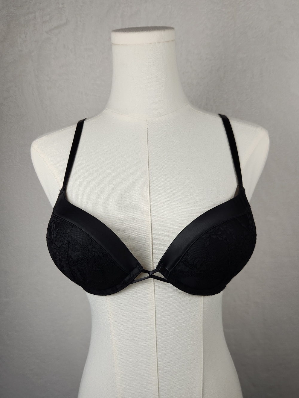 Victoria's Secret Bombshell Plunge Padded Black Lace Push-Up Bra Size 34A